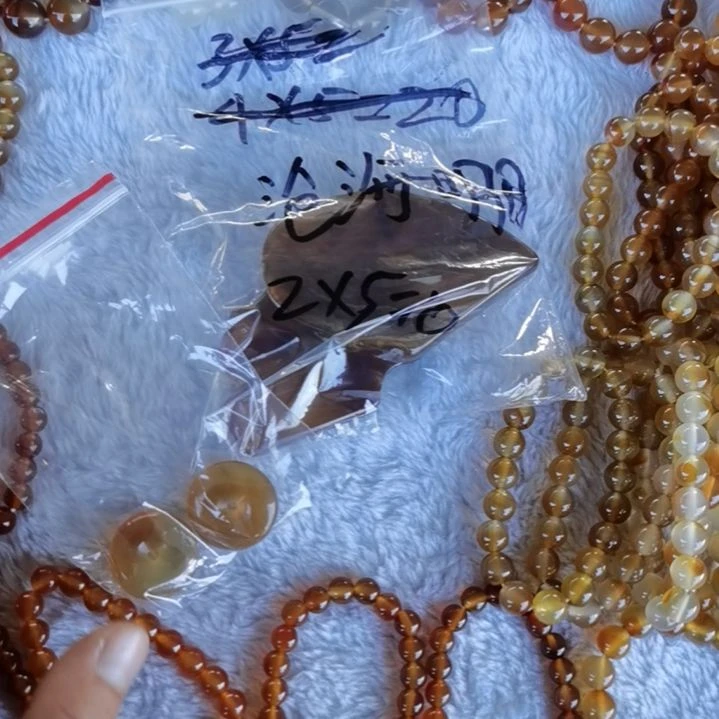 沧***明石英质玉（非洲翠）未镶嵌耳钉逊克玛瑙