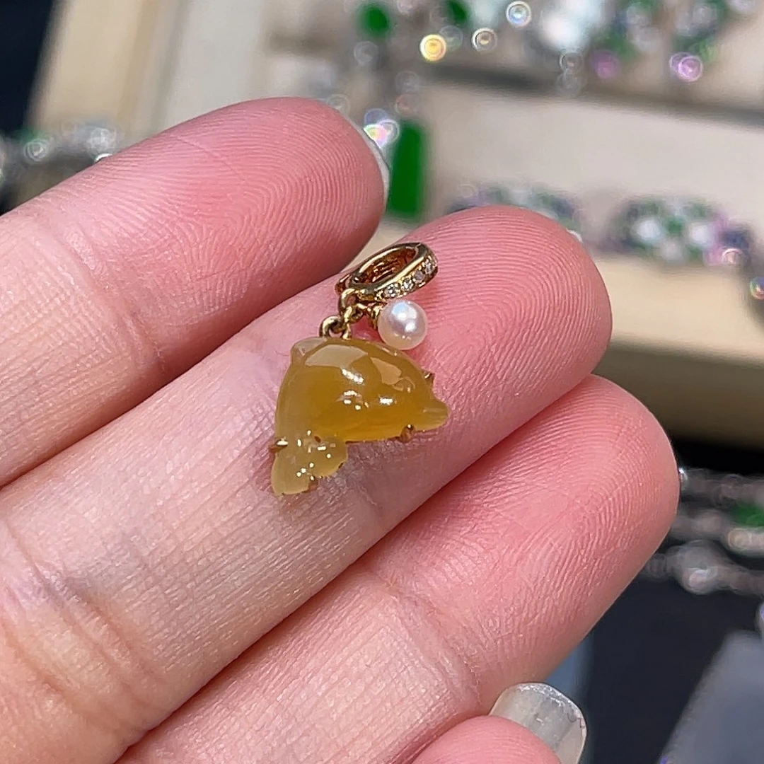 翡翠18K金镶嵌颈饰黄翡小海豚