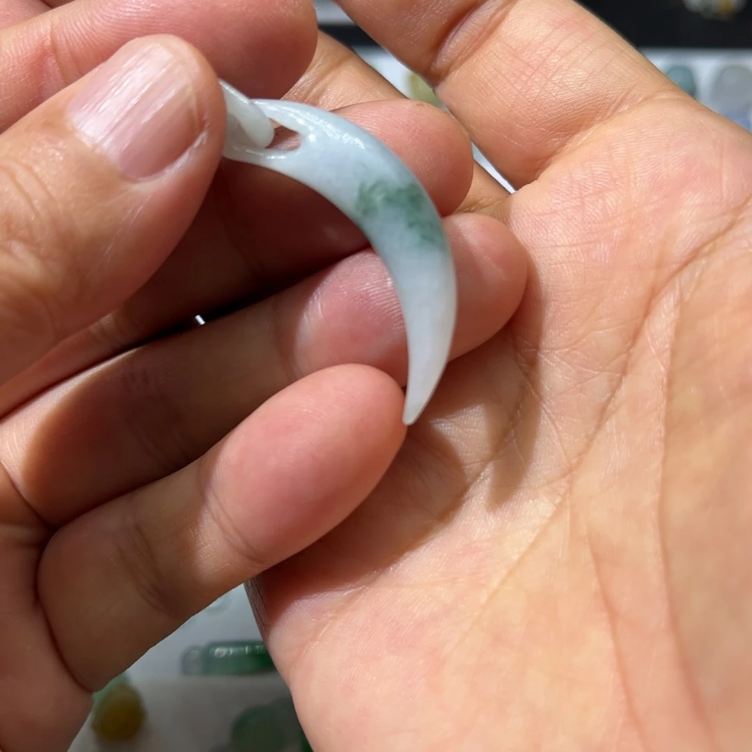 颈饰未镶嵌翡翠牙