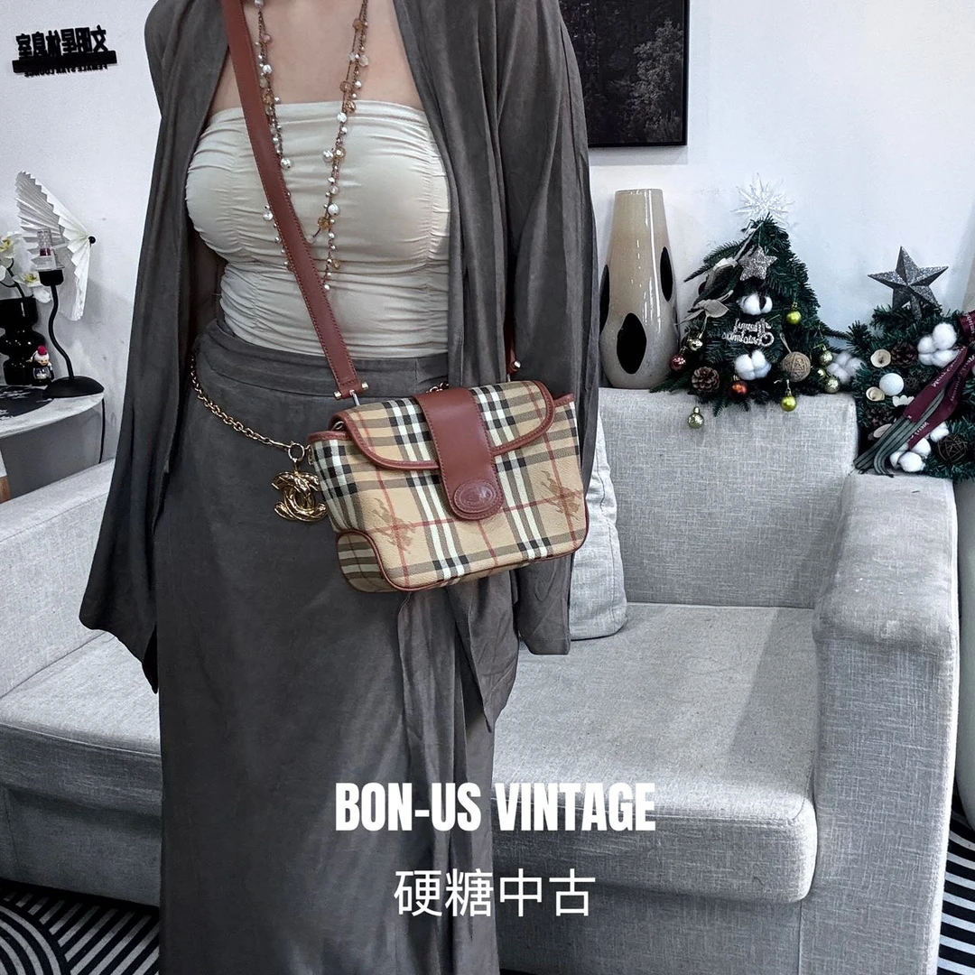 95新 BURBERRY/博柏利 8613310/邮差包配皮换新