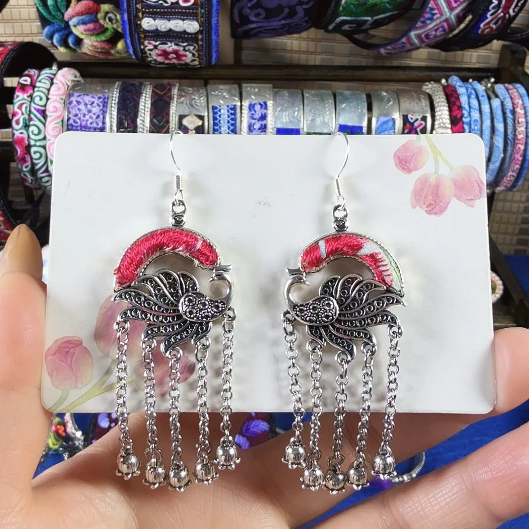 传承非遗刺绣饰品