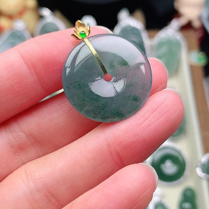 颈饰18K金镶嵌翡翠