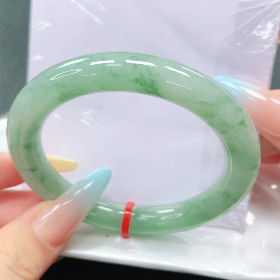 翡翠手镯未镶嵌53。