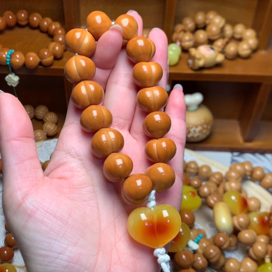 吊坠猴头核桃16玻璃底屁桃手持爱心