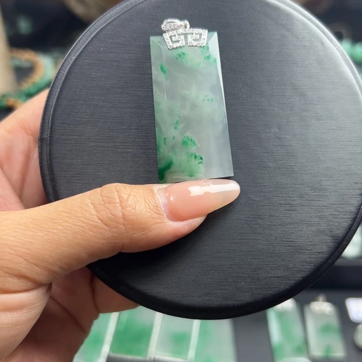 石英质玉（非洲翠）未镶嵌颈饰