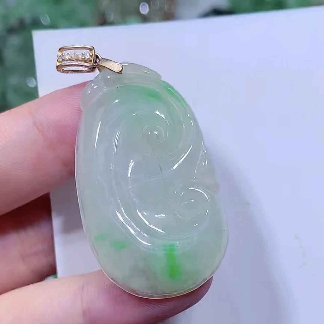 缅甸天然A货翡翠飘绿如意吊坠