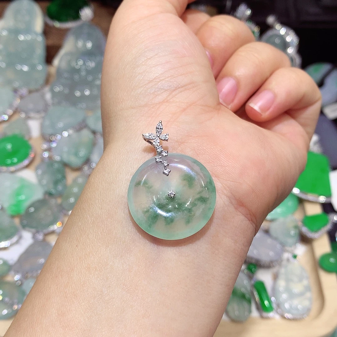 翡翠18K金镶嵌颈饰扣子