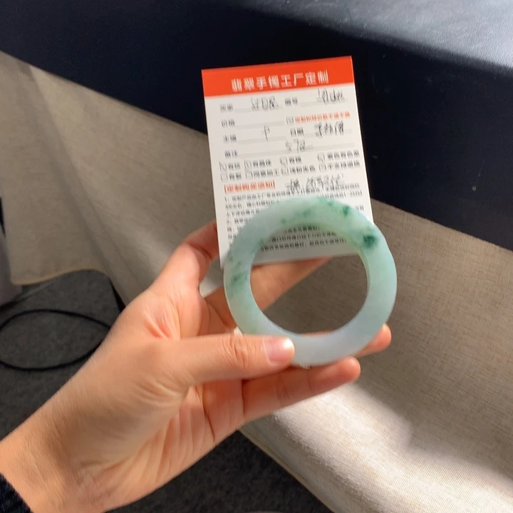 过***烟定制翡翠未镶嵌翡翠手镯