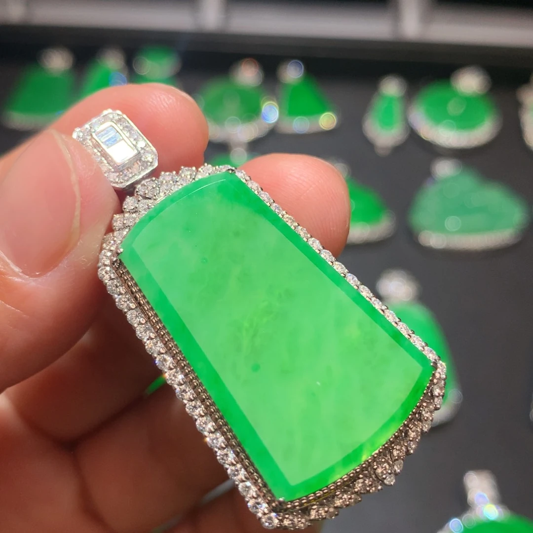 翡翠颈饰18K金镶嵌翡翠