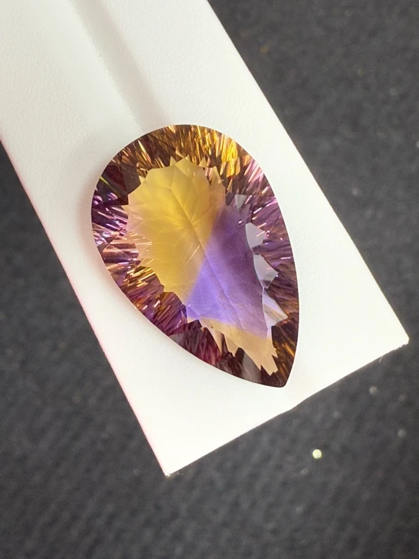 36.44ct天然紫黄晶裸石，尺寸31.5*20.3*10.9mm，颜色美艳