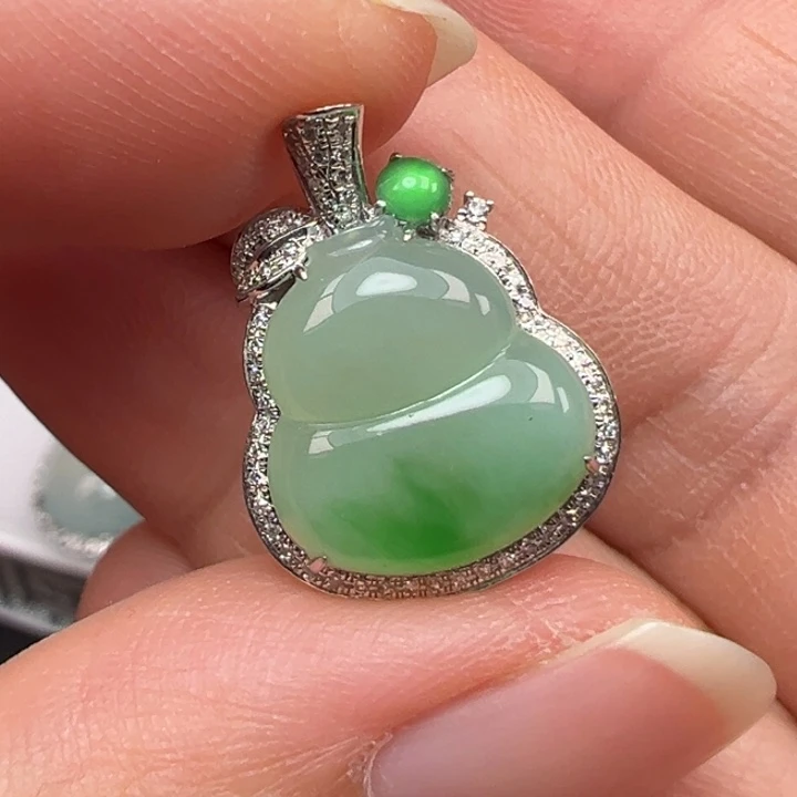 翡翠18K金镶嵌颈饰葫芦吊坠