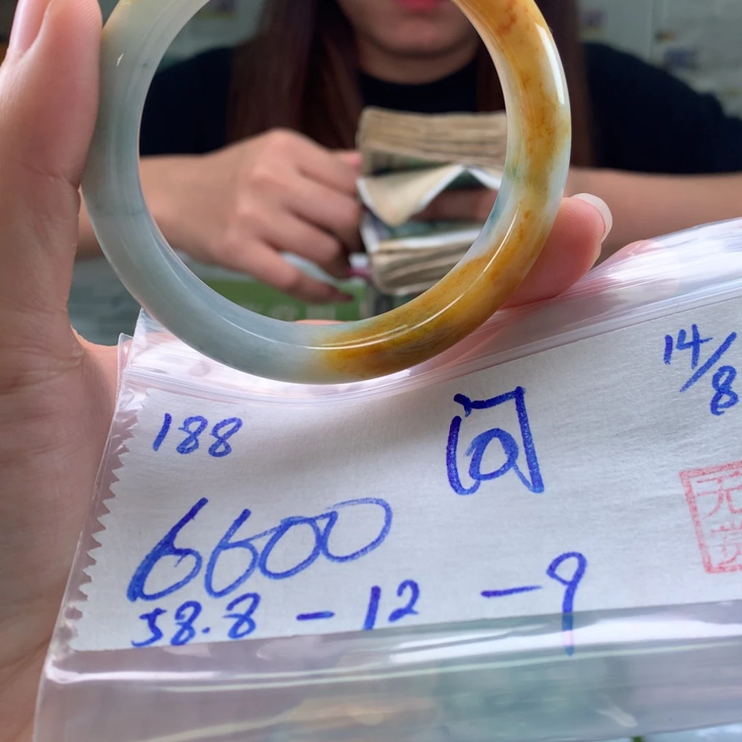 翡翠手镯未镶嵌河****?