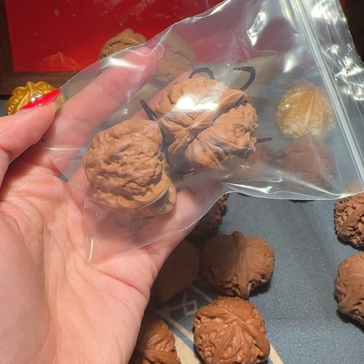 等***着吊坠文玩核桃ggghh