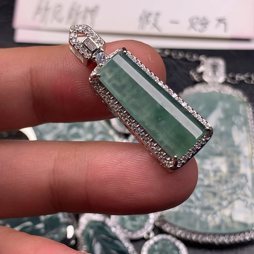 翡翠未镶嵌颈饰无事牌