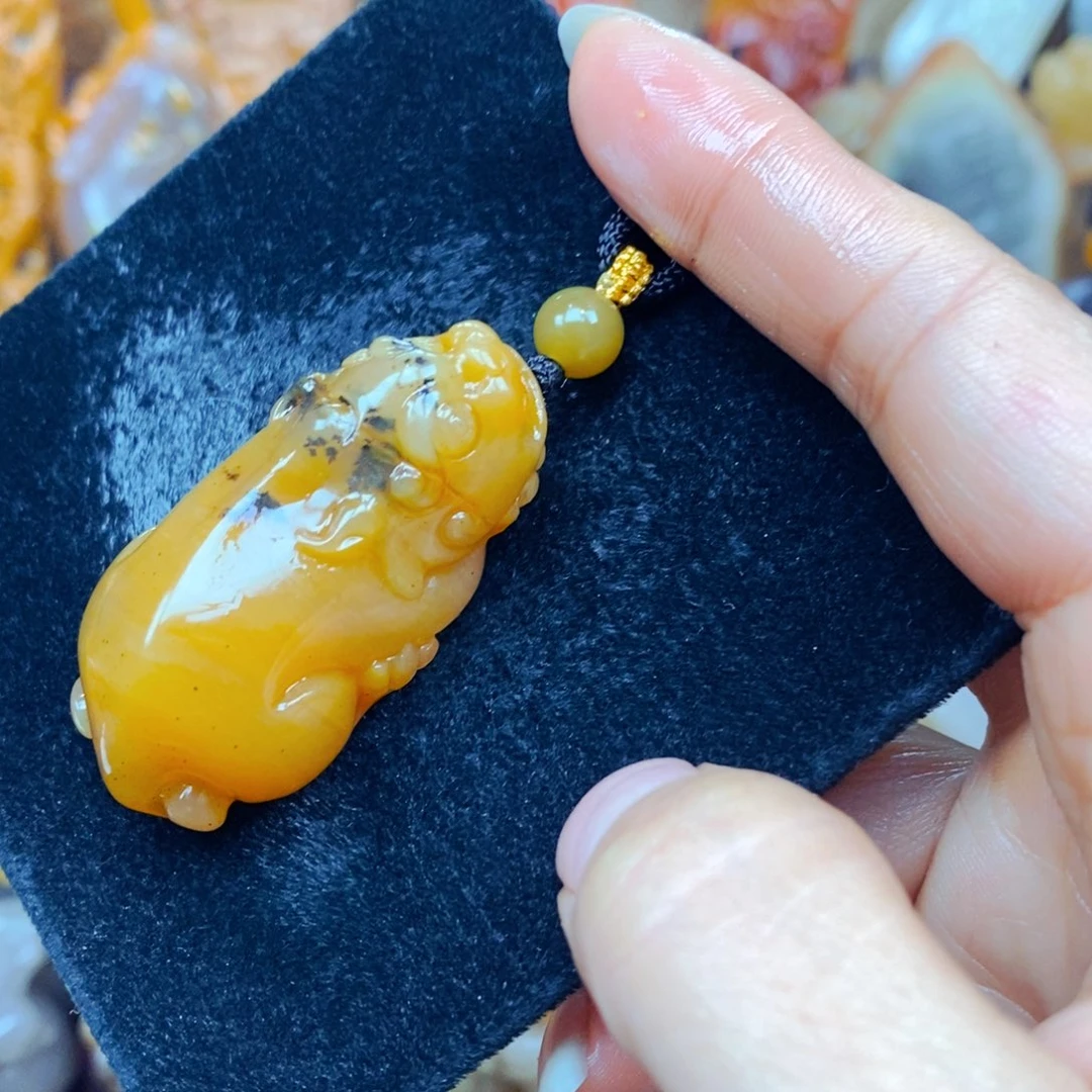 未镶嵌石英质玉（黄龙玉）颈饰