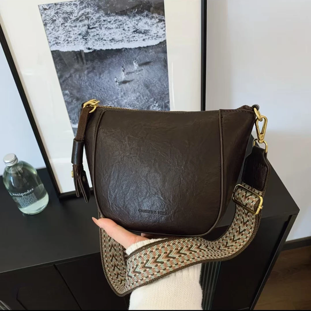 高级感简约时尚爆款复古宽肩带斜挎包包女新款2024秋冬小众贝壳包