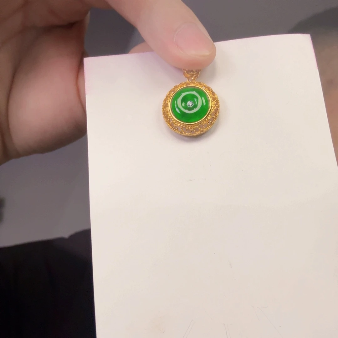 颈饰未镶嵌翡翠一件