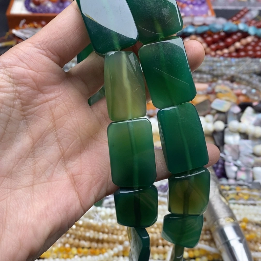 玛瑙/玉髓未镶嵌珠宝半成品一条天然20×30绿玛瑙无事牌