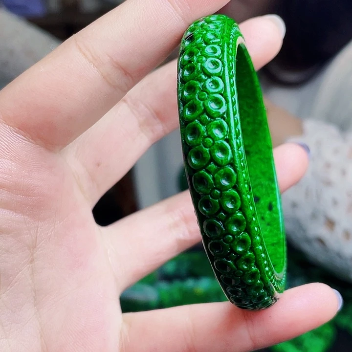 在***上翡翠未镶嵌颈饰多样性56