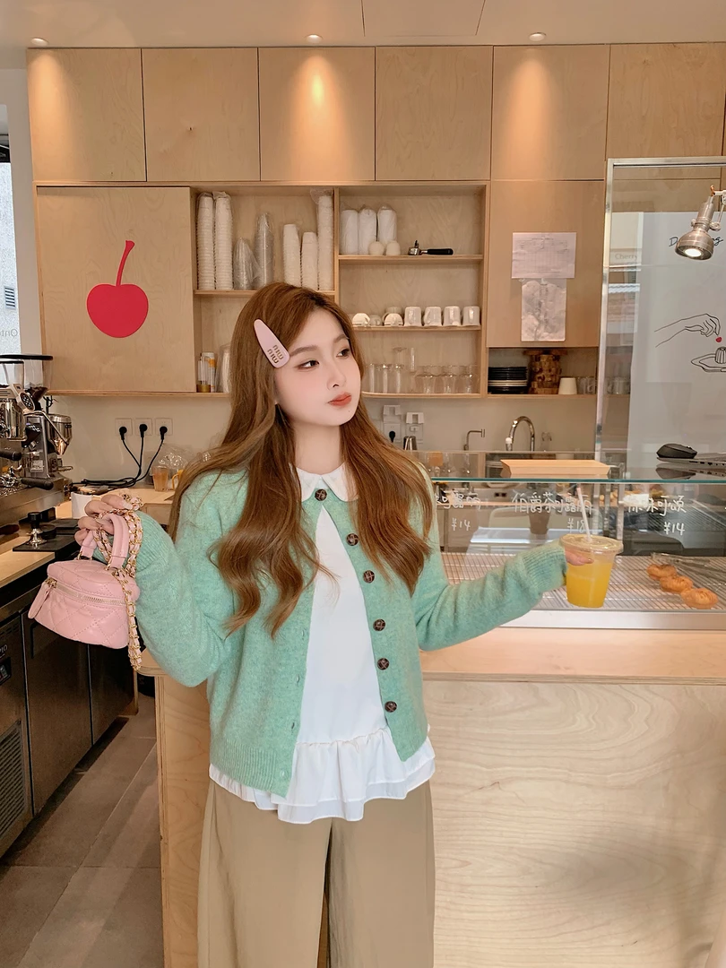 微胖mm显瘦绿色撞色扣子圆领毛衣开衫上白月大大秋冬大码德绒上衣