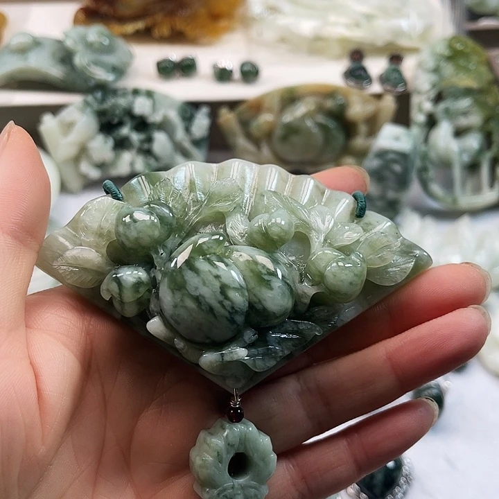 透闪石-蛇纹石玉未镶嵌颈饰