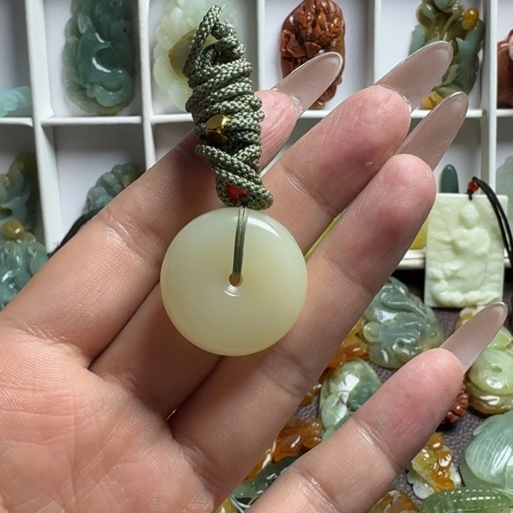 蛇纹石玉未镶嵌吊坠