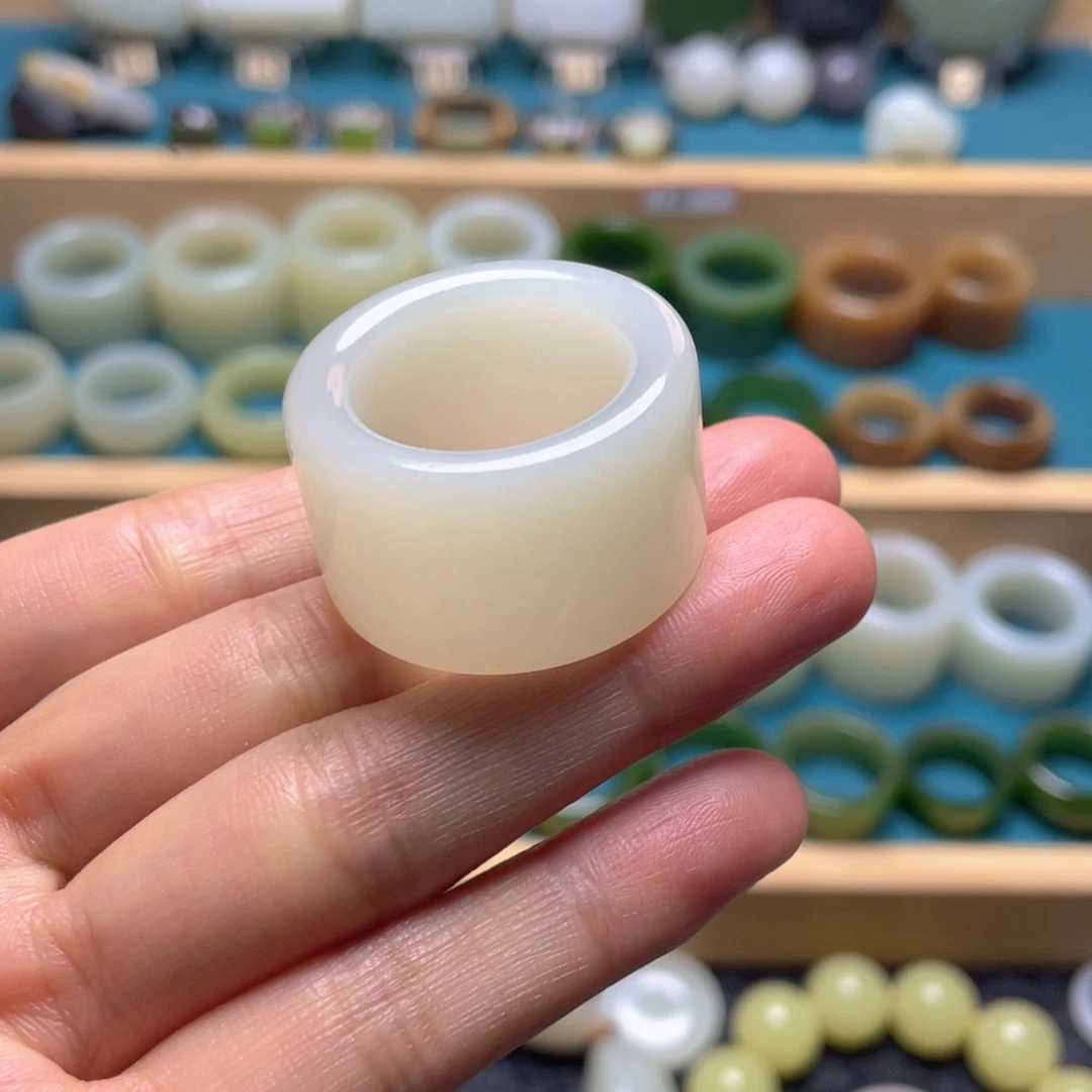 面****未镶嵌戒指和田玉