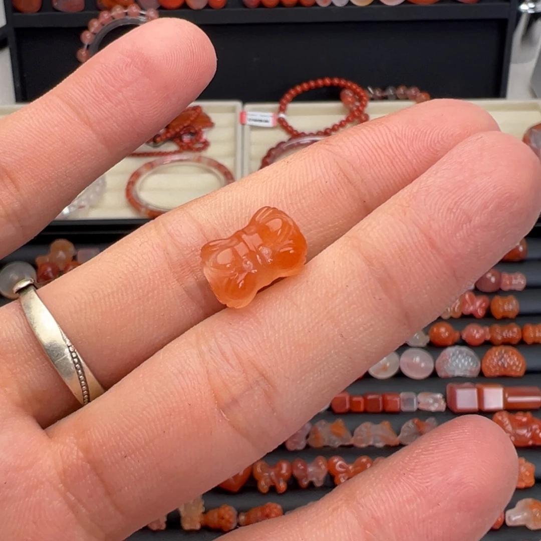 南红玛瑙未镶嵌颈饰并蒂莲