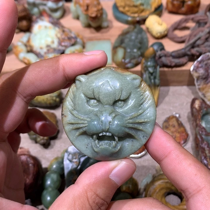 未镶嵌岫岩河磨玉（透闪石质玉）把件