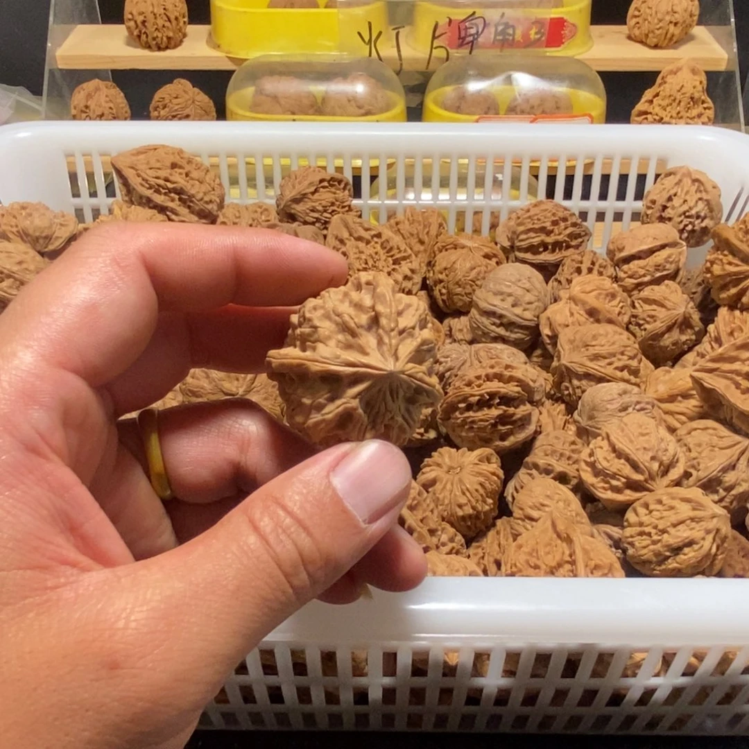 谢***行文玩核桃吊坠核桃异形