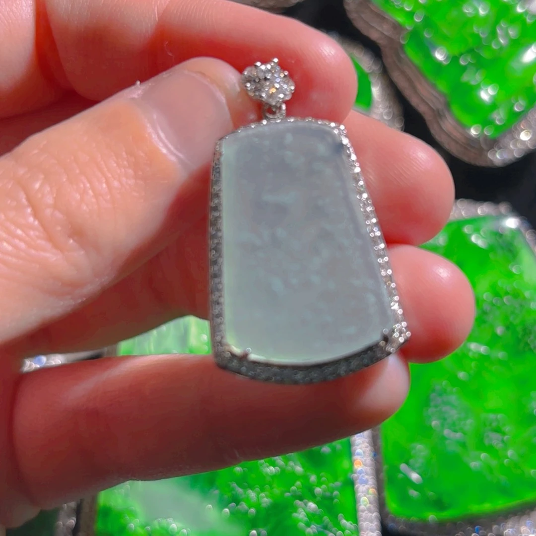 翡翠颈饰未镶嵌无事牌