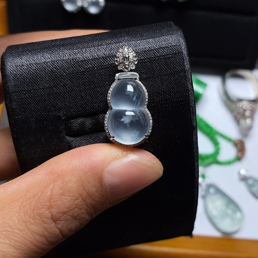 翡翠18K金镶嵌颈饰吊坠