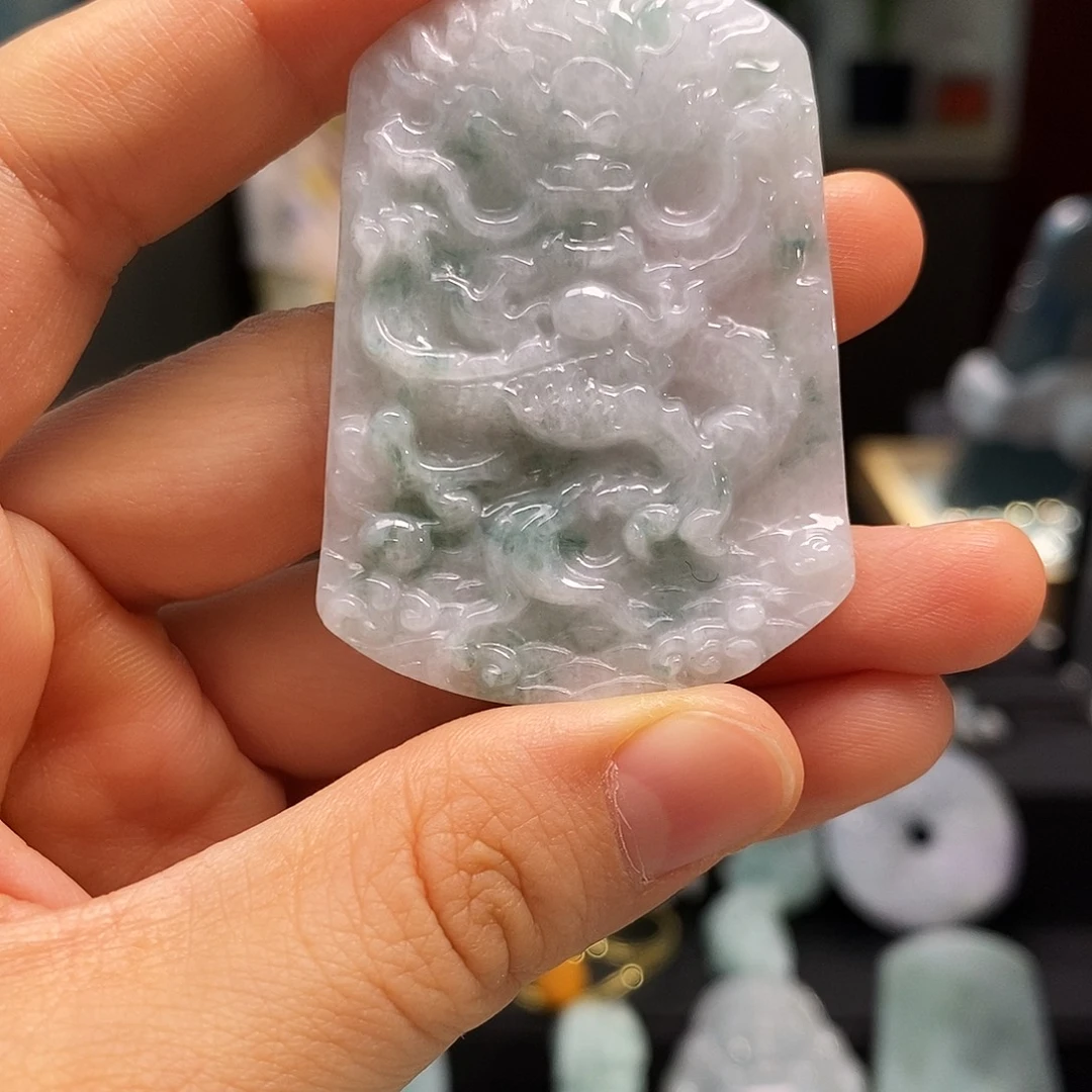 翡翠未镶嵌颈饰龙