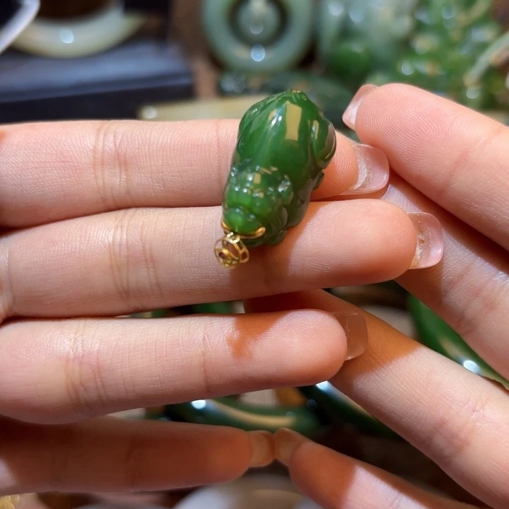 颈饰18K金镶嵌和田玉（碧玉）
