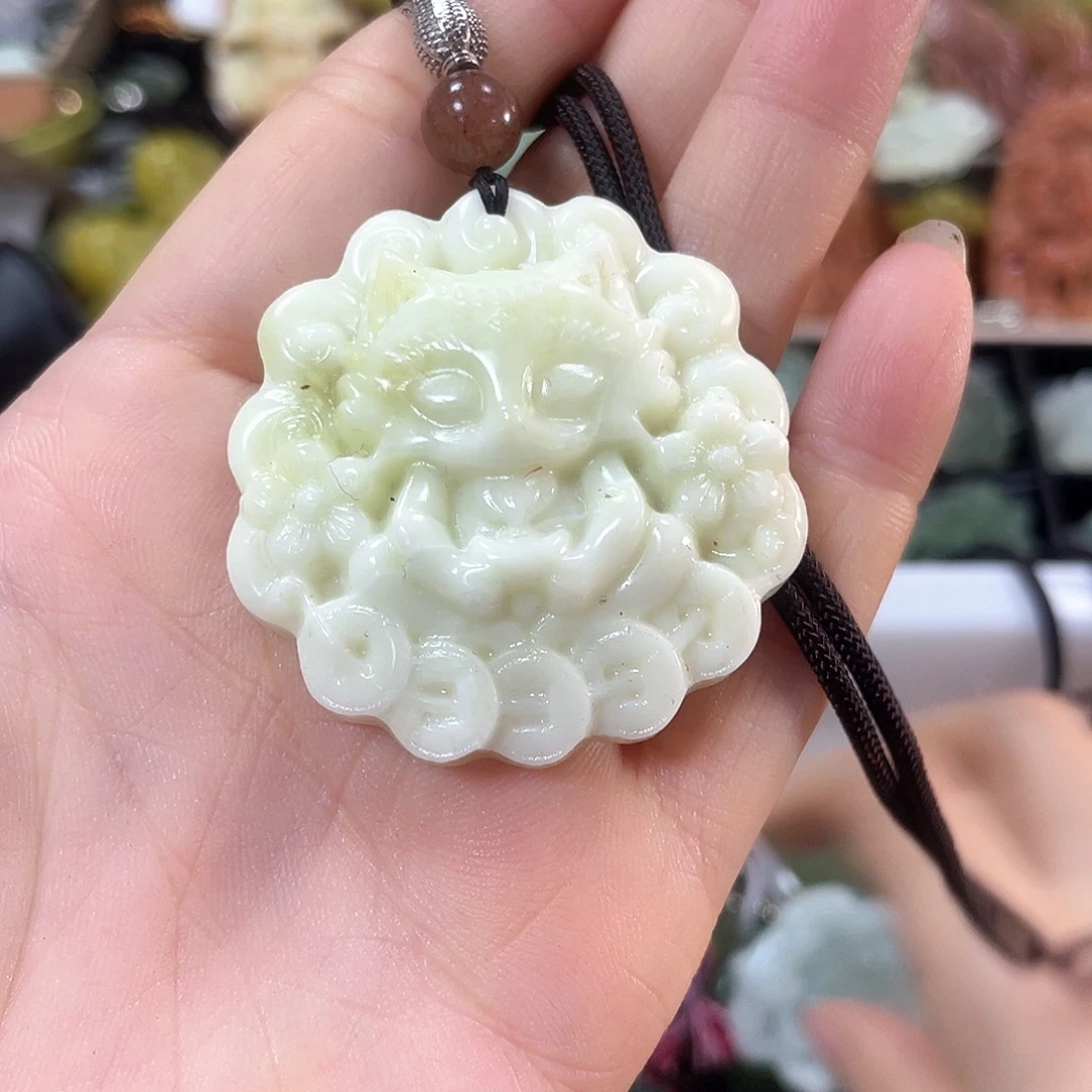 蛇纹石玉颈饰未镶嵌