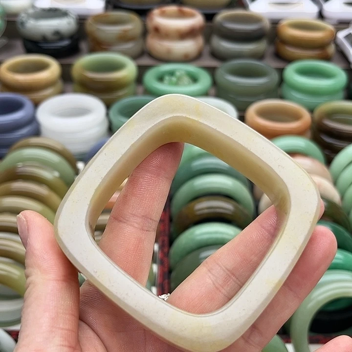 未镶嵌手镯（圆镯）石英质玉