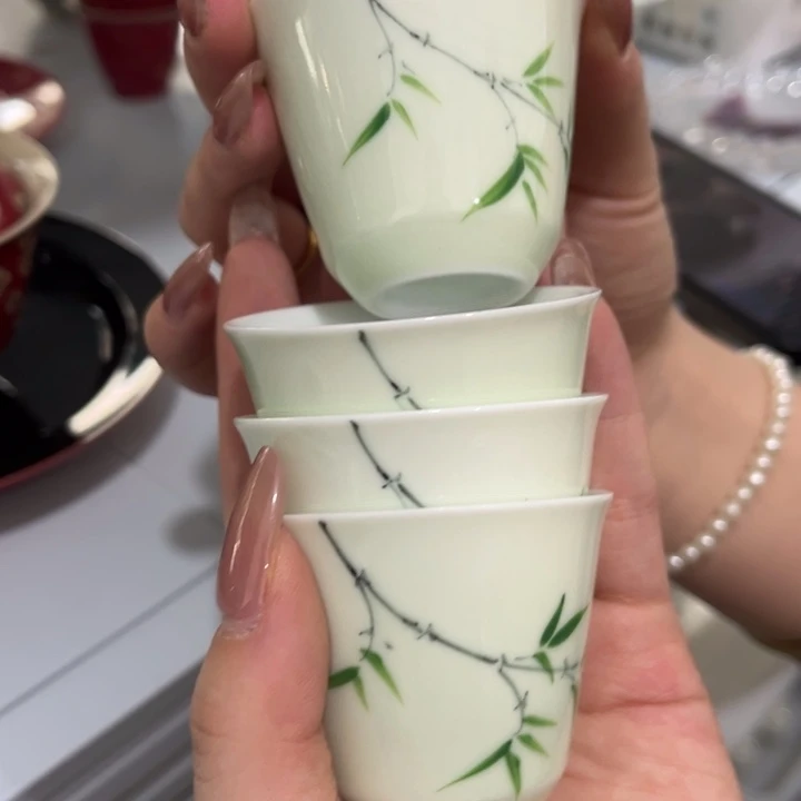 四只杯杯哈哈哈哈哈哈