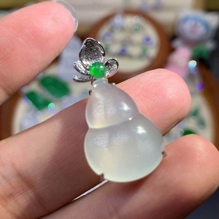 翡翠18K金镶嵌颈饰葫芦