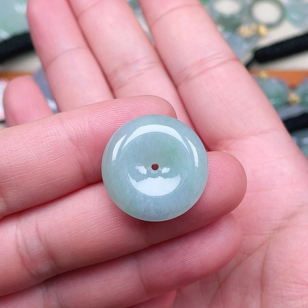 翡翠未镶嵌颈饰平安扣