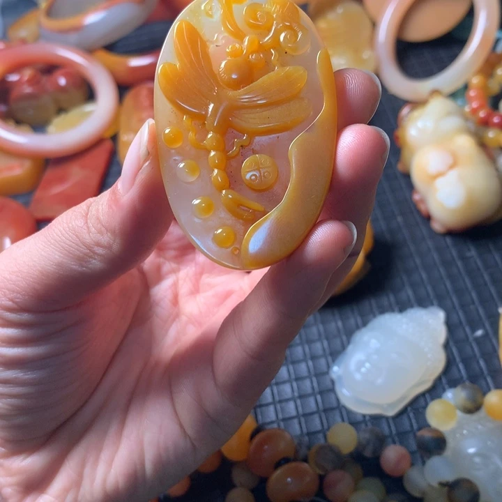 石英质玉（黄龙玉）未镶嵌颈饰