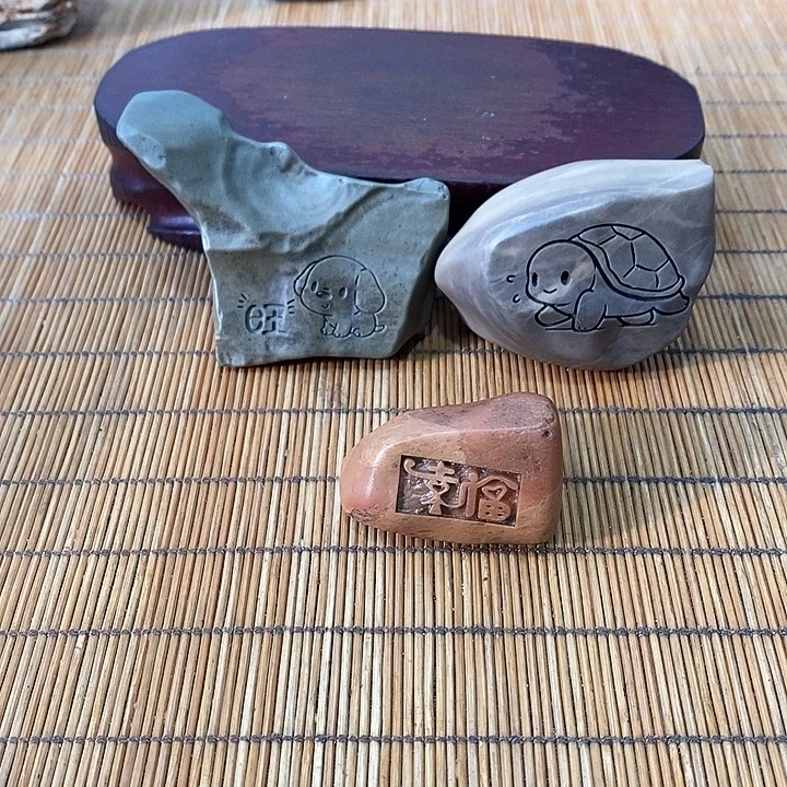 毡***星原石雕刻工艺品手把摆件