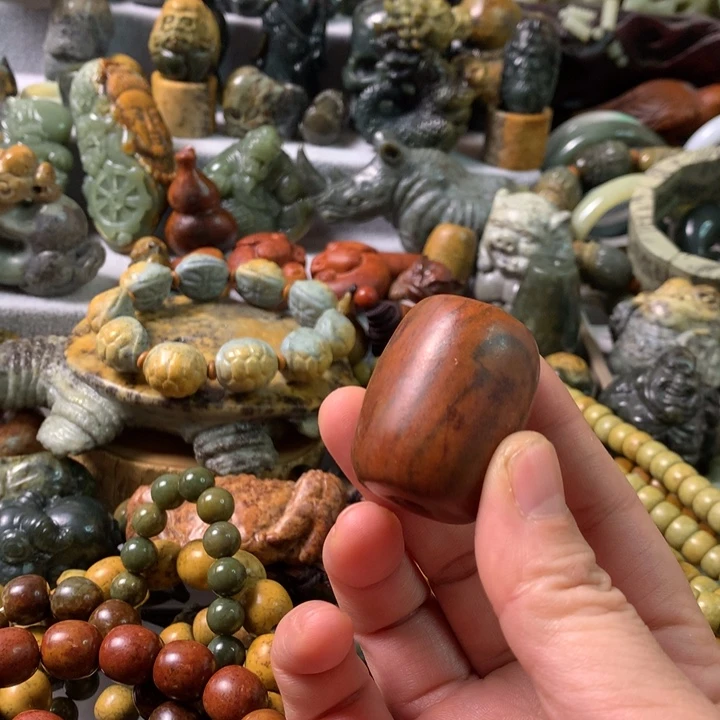 未镶嵌岫岩河磨玉（透闪石质玉）把件