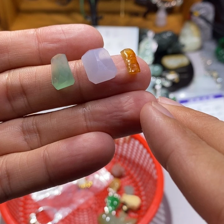 翡翠未镶嵌颈饰'****恼花件3个30