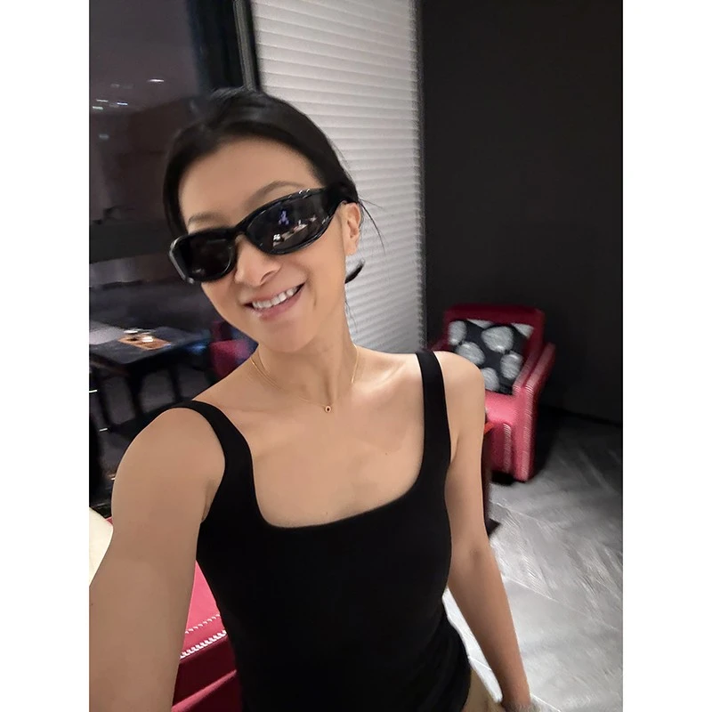 蓝豚豚ins博主风方领露背束身打底吊带百搭无缝胸垫背心女外穿