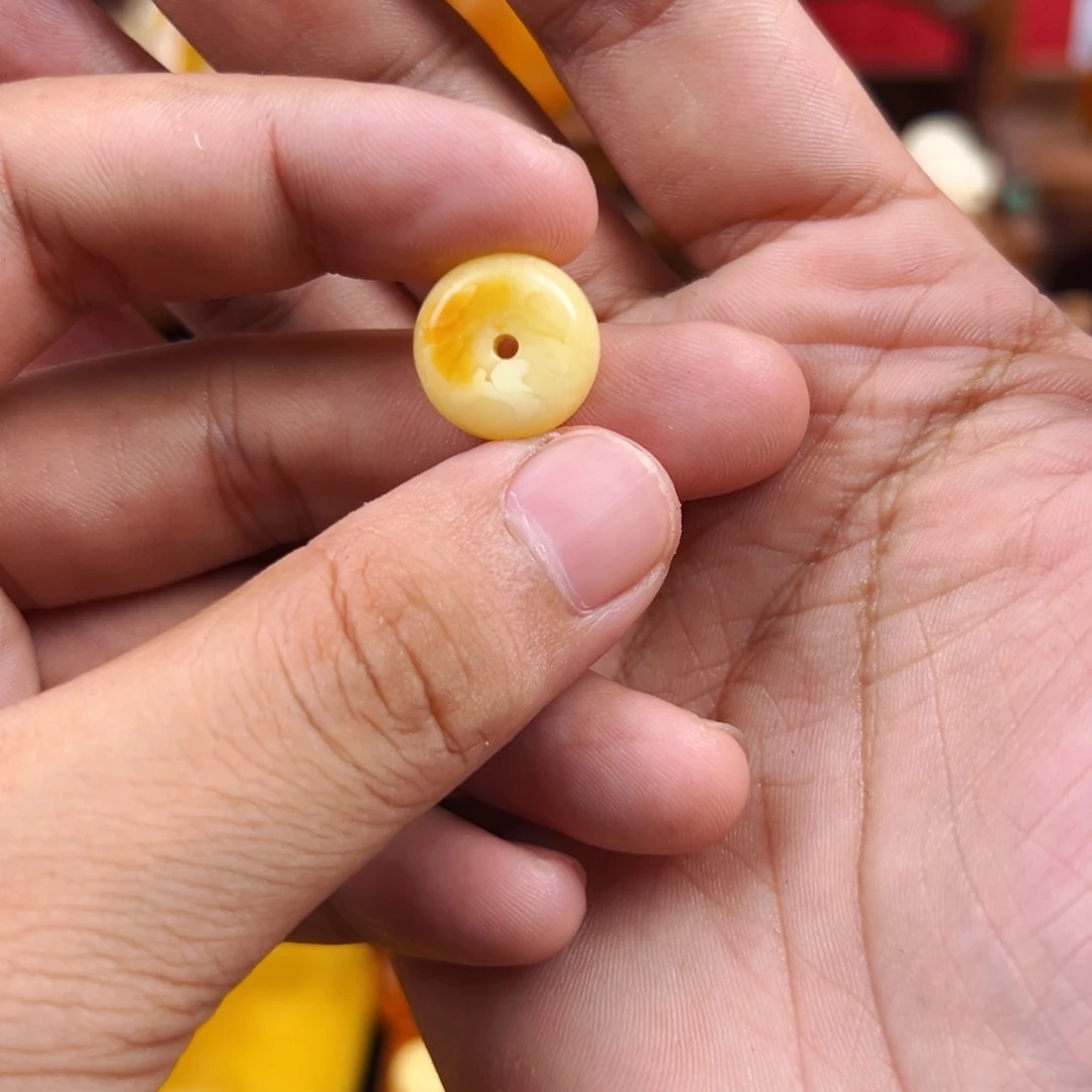 未镶嵌颈饰琥珀贝*，蜜蜡