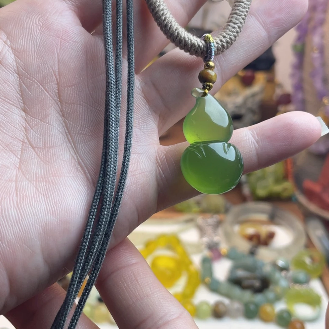 未镶嵌蛇纹石玉吊坠