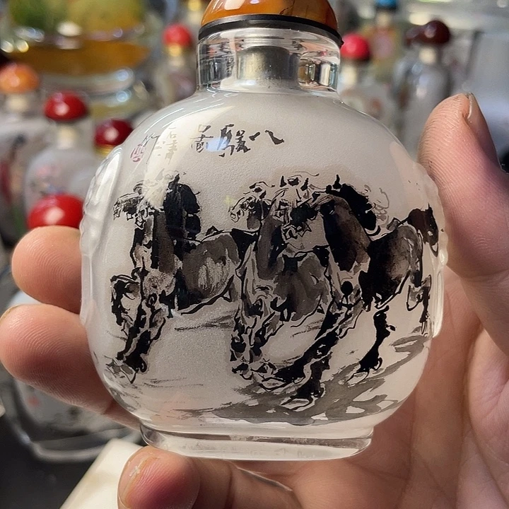 擎***有机玻璃手绘内画鼻烟壶八骏图