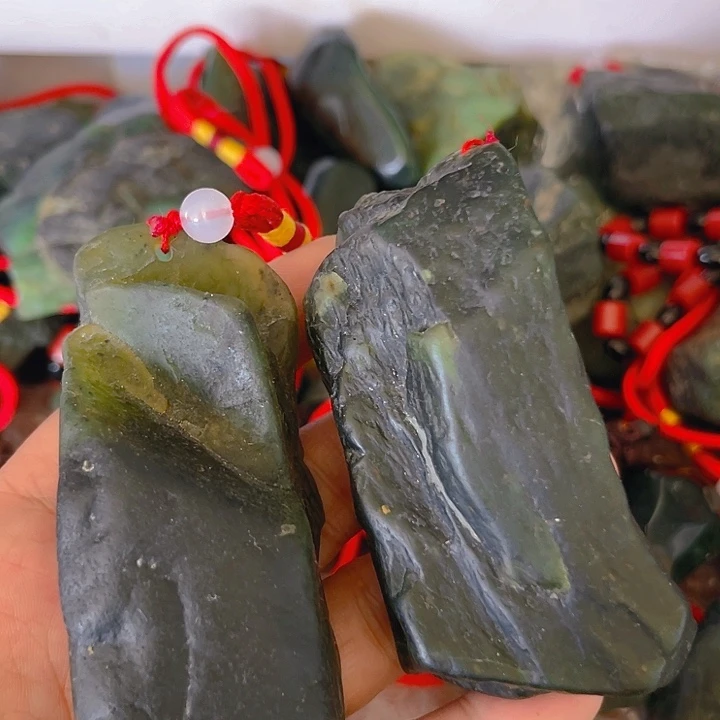 爱***楚蛇纹石玉未镶嵌颈饰