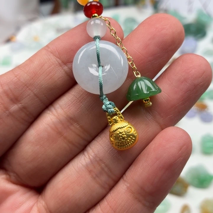 翡翠未镶嵌颈饰吞金兽金色