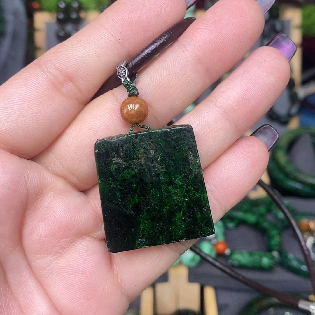 颈饰未镶嵌翡翠漂亮美眉